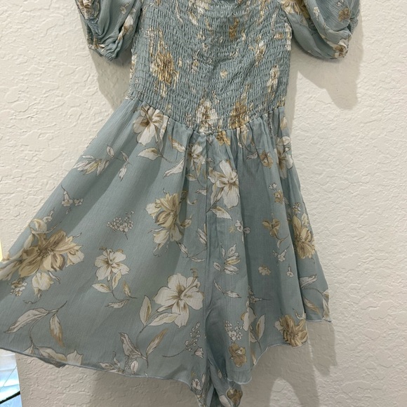 💥PRICE⬇️ 
MILEY & MOLLY • Romper With Puff Sleeve Smock Ditsy Floral • size M • - Picture 9 of 9